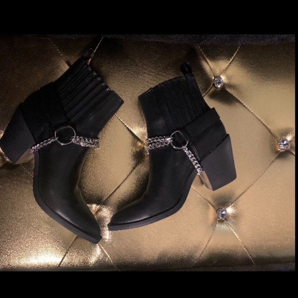 (New) Chain Accent Ankle Boots - Picture 3 of 16